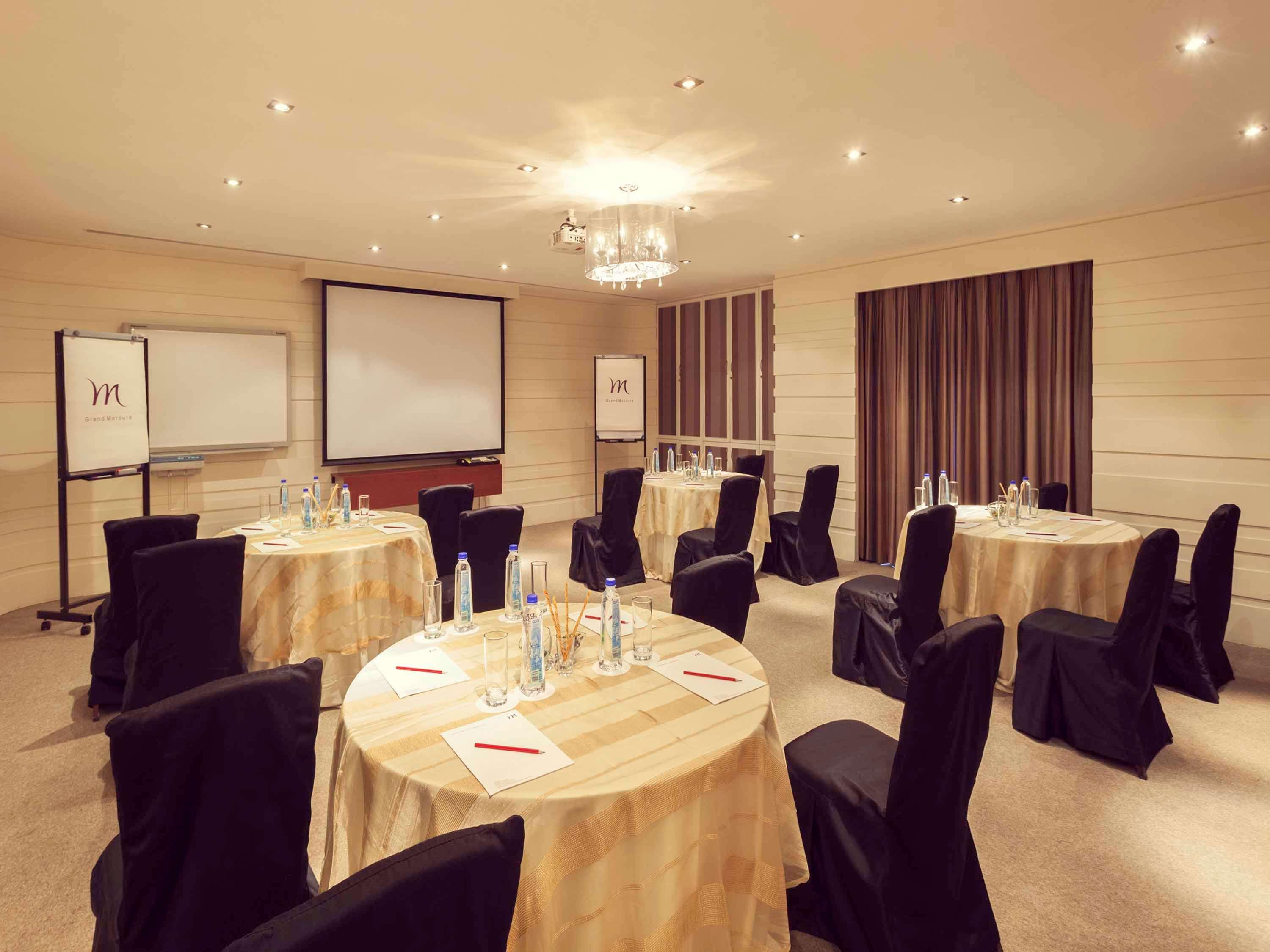 Grand Mercure Vadodara Surya Palace Exteriér fotografie